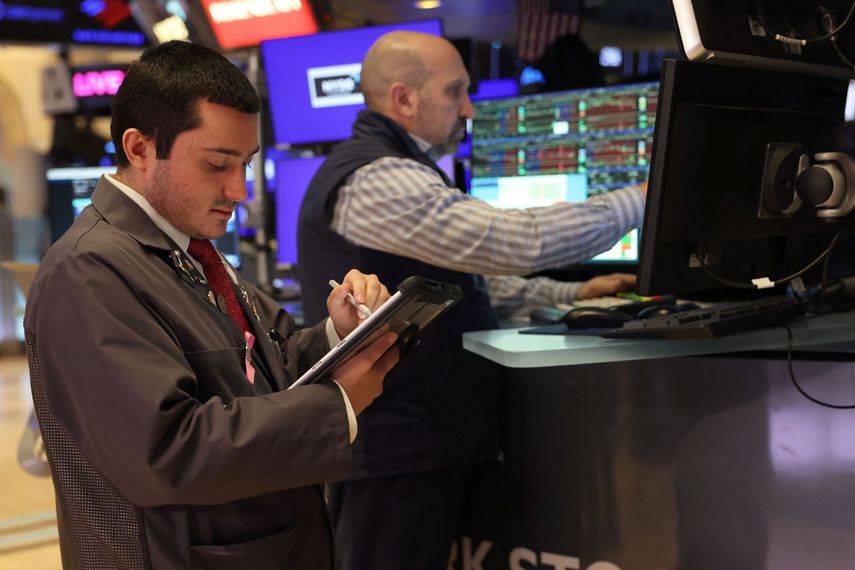 Agentes de la Bolsa de Nueva York trabajan en el piso de remate.