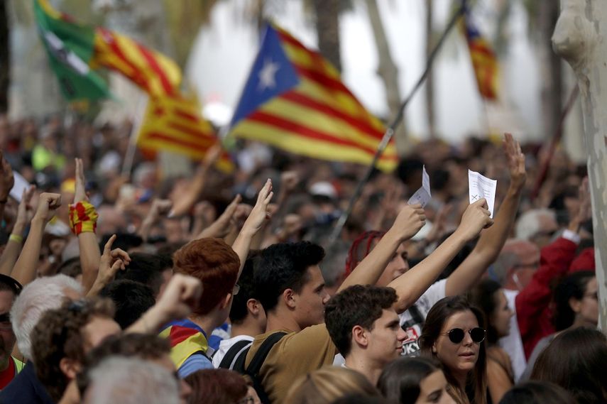 Cientos de personas se concentran ya frente al Palacio de Justicia de Barcelona, sede del Tribunal Superior de Justicia de Cataluña, para protestar por la operación de la Guardia Civil contra los organizadores del 1-O.