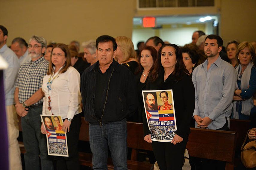 Entre lágrimas y oraciones los feligreses colmaron las instalaciones de la Ermita de la Caridad, en Miami, desde las 8 de la noche. (Foto: Álvaro Mata)