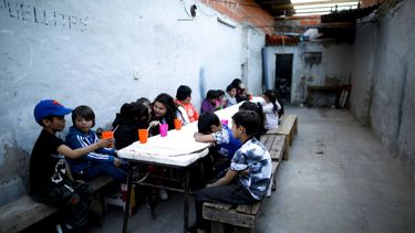 En esta foto del 17 de septiembre de 2019, los ni&ntilde;os esperan ser servidos en un comedor de beneficencia en las afueras de Buenos Aires, Argentina.&nbsp;