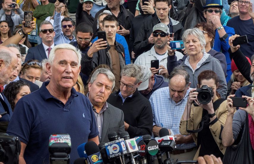 Roger Stone (izq.), exasesor de campaña de Trump, ofrece declaraciones en las afueras del Tribunal Federal de Fort Lauderdale, este 25 de enero de 2019.