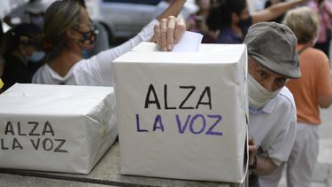 Un anciano vota en una consulta organizada por la oposición para rechazar el gobierno del presidente Nicolás Maduro en Caracas, Venezuela, el sábado 12 de diciembre de 2020. La encuesta pide a los venezolanos que opinen a través de aplicaciones de teléfonos celulares o votando en persona si quieren ver el fin del gobierno de Maduro y nuevas elecciones. Tiene lugar pocos días después de que el partido gobernante ganara las elecciones al Congreso boicoteadas por la oposición.&nbsp; 