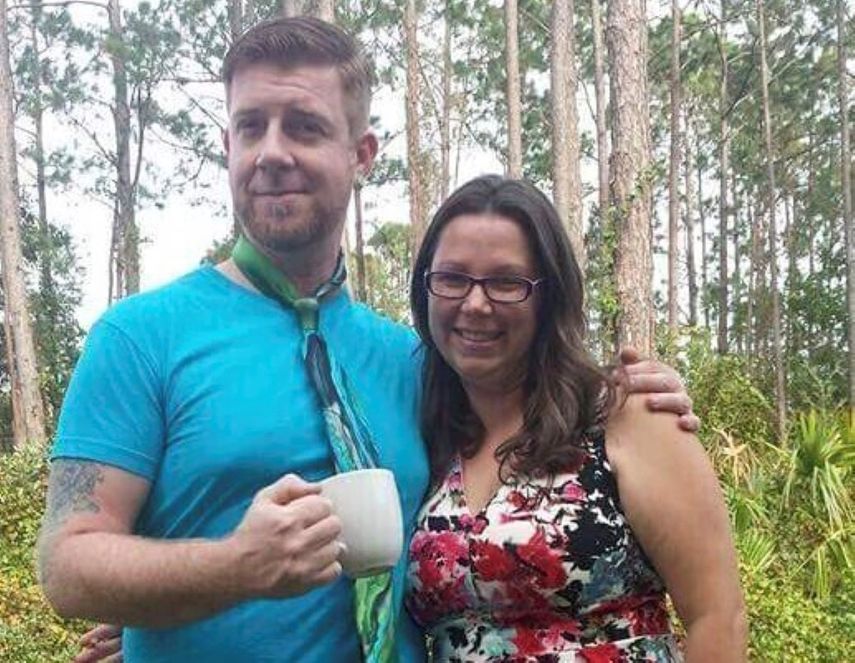 Cristina Miles la muestra junto a su esposo Austin Miles en Palm Coast, Florida. Ël murió por coronavirus, igual que su madre.&nbsp;