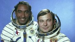 Arnaldo Tamayo-Méndez, a la izquierda, junto a su compañero de vuelo Yuri Romanenko Arnaldo Tamayo-Méndez, a la izquierda, junto a su compañero de vuelo Yuri Romanenko