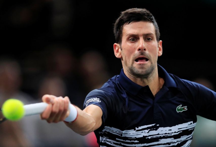 El serbio Novak Djokovic devuelve ante el brit&aacute;nico Kyle Edmund en la tercera ronda del Masters de Par&iacute;s, el jueves 31 de octubre de 2019