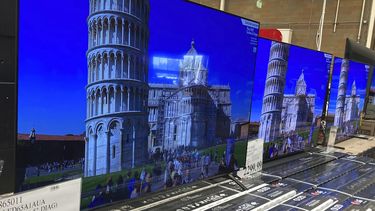 En esta imagen se observa un televisor de 65 pulgadas en una bodega el jueves 17 de junio de 2021 en Lone Tree, Colorado. El servicio Compra ahora, paga después permite a la gente adquirir cosas como tenis y electrónicos.&nbsp;