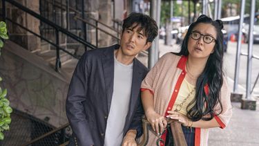 En esta imagen proporcionada por Sony Pictures Classics, Justin Min, izquierda, y Sherry Cola en una escena de Shortcomings, del director Randall Park.