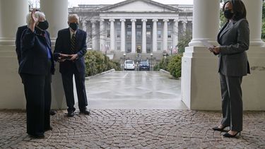 La vicepresidenta Kamala Harris, derecha, toma juramento a Janet Yellen como secretaria del Tesoro. Martes 26 de enero del 2021.&nbsp;