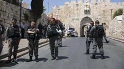Agentes de policía israelíes permanece en guardia ante la Puerta de los Leones en la Ciudad Vieja de Jerusalén,&nbsp;Israel.&nbsp;