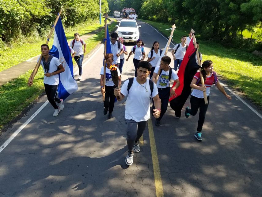 J&oacute;venes celebran en las calles la independencia de Nicaragua.