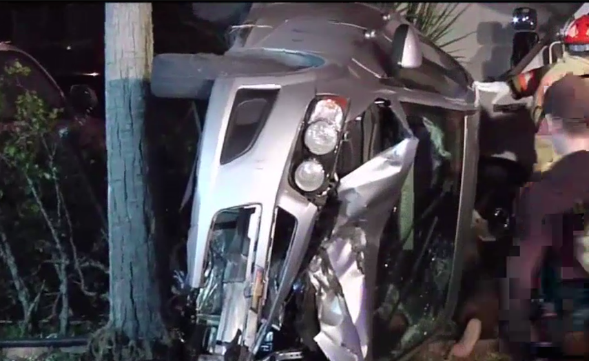 El auto quedó volcado al lado de una palmera.