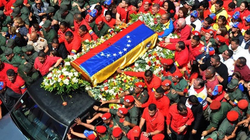 Ferétro del expresidente venezolano, Hugo Chávez, cuando recorría las calles de Caracas el 5 de marzo de 2013