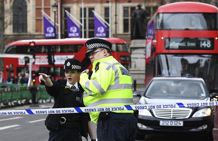 Agentes de policía británicos permanecen en guardia tras un tiroteo ante el Parlamento en&nbsp;Londres, Reino Unido, este 22 de marzo de 2017, donde al menos cuatro personas murieron y 20 resultaron heridas.&nbsp;