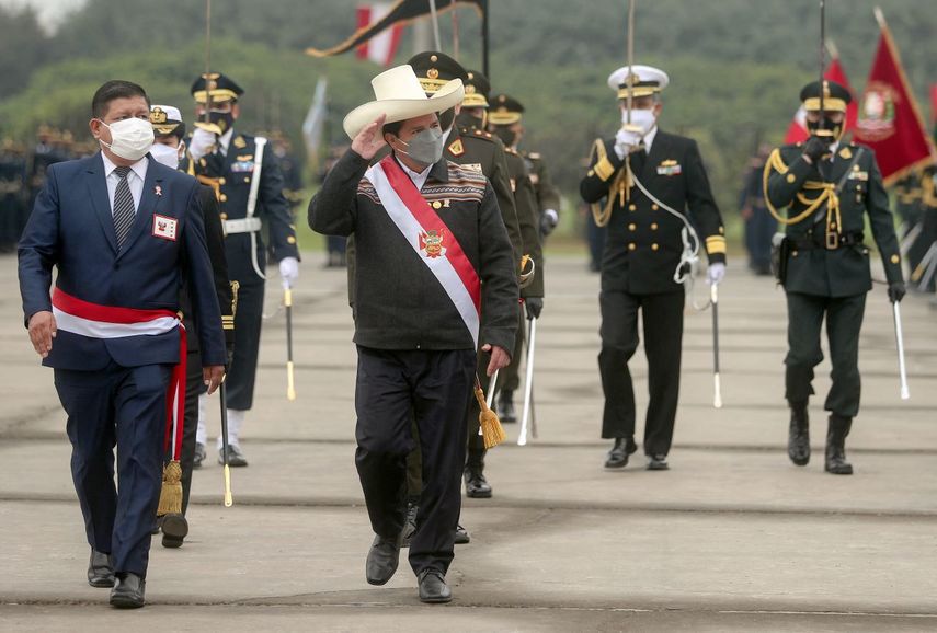 El presidente de Perú Pedro Castillo (derecha) y su jefe de gabinete Guido Bellido.