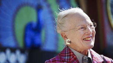 La Reina Margarita II de Dinamarca revela el nuevo telón de pavo real en el Teatro Pantomima de Tivoli, Copenhague, Dinamarca, el 8 de mayo de 2024.