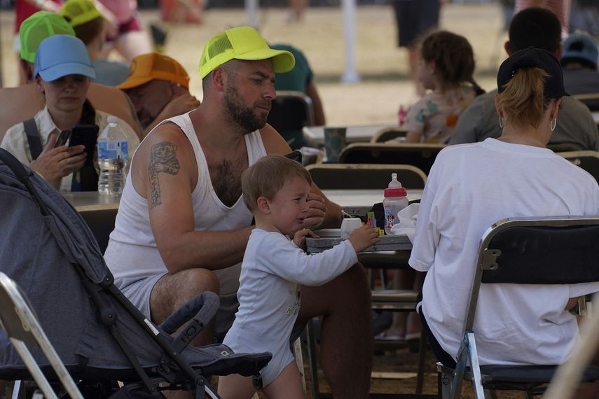 Refugiados ucranianos descansan en un campo de refugiados en Utopia Park, en Iztapalapa, Ciudad de México, el lunes 2 de mayo de 2022.&nbsp;
