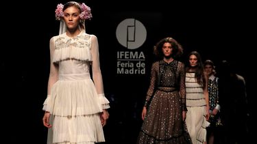La diseñadora Teresa&nbsp;Helbig exhibió su nueva propuesta en Madrid Fashion Week.