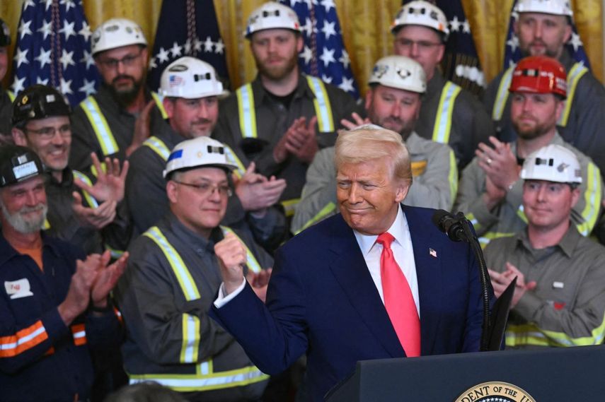 El presidente Donald Trump hace un gesto de triunfo antes de firmar una orden ejecutiva para impulsar la minería y la producción de carbón en Estados Unidos, en el Salón Este de la Casa Blanca el 8 de abril de 2025, en Washington, DC.