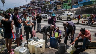 Varias personas buscan agua en el sector El Cementerio, en Caracas, en medio del racionamiento eléctrico dispuesto por el régimen de Nicolás Maduro y de la crisis que mantiene sin luz a buena parte de la capital y del país.