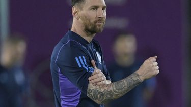 El atacante argentino, Lionel Messi, hace un gesto en plena práctica de su selección en la Universidad de Catar el 25 de noviembre de 2022.