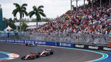 El Autódromo Internacional de Miami alberga el Gran Premio de Fórmula 1, donde el piloto Charles Leclerc lidera a Kevin Magnussen y Esteban Ocon, el 7 de mayo de 2023.