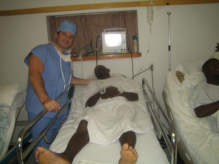 El doctor Anthony González junto a un equipo de casi 60 personas realizan entre 50 y 80 operaciones dos veces al año  en  Haití. (Cortesía)