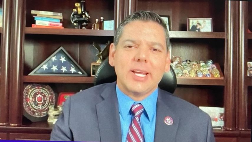 Congresista demócrata Raúl Ruiz, presidente del Caucus Hispano del Congreso, conversa con la prensa vía Zoom.