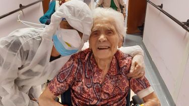 Fotograf&iacute;a del 1 de abril de 2020 de Ada Zanusso, de 103 a&ntilde;os, con una enfermera en el albergue de ancianos Maria Grazia en Lessona, en el norte de Italia, tras recuperarse de COVID-19.&nbsp;