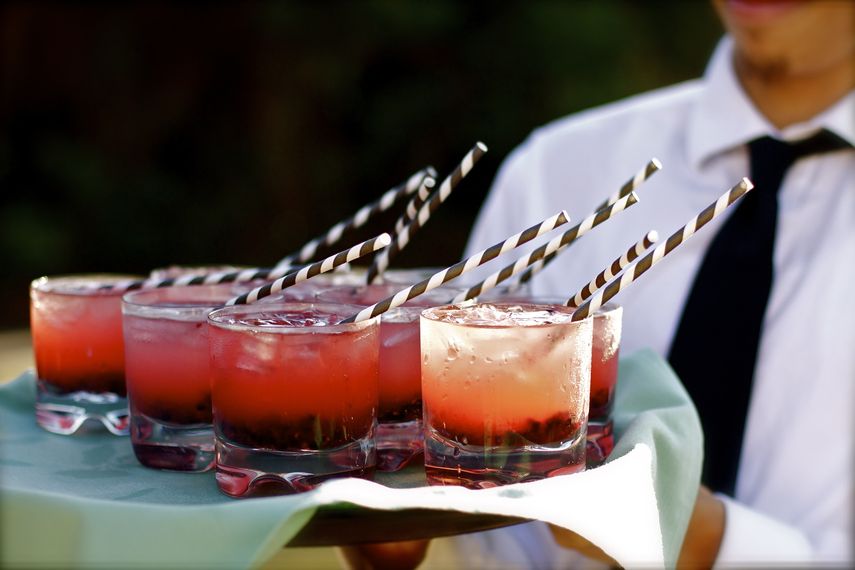 Imagen referencial de un mesero con unos tragos durante una celebraci&oacute;n.&nbsp;
