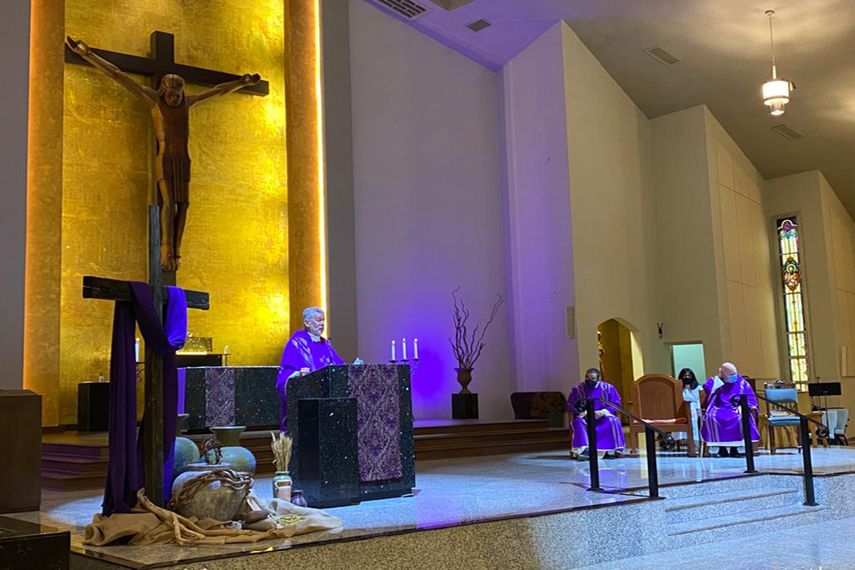 El párroco José Luis Menéndez habla a los feligreses.