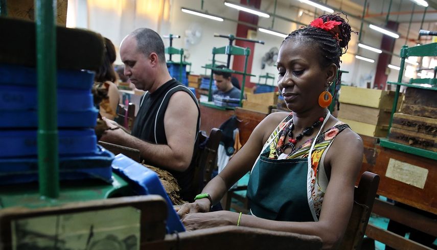 Una mujer elabora puros habanos en una fábrica de tabacos en La Habana, Cuba, una de las empresas estatales controladas por el régimen.