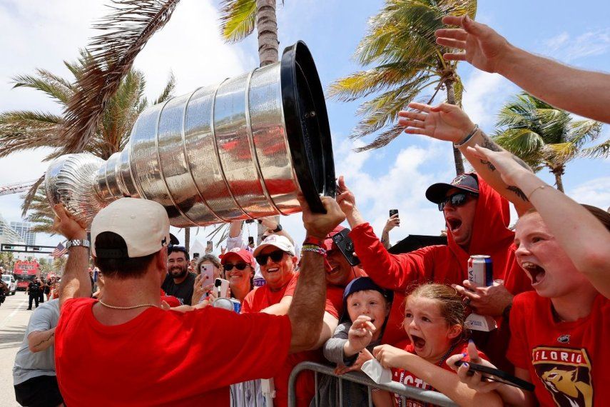 Brad Marchand #63 de los Florida Panthers sostiene la Copa Stanley durante el Desfile y Rally de la Victoria de los Florida Panthers 2025, el 22 de junio de 2025, en la playa de Fort Lauderdale, Florida. Eliot J. Schechter/Getty Images/AFP (Foto de ELIOT J. SCHECHTER / GETTY IMAGES NORTH AMERICA / Getty Images vía AFP)