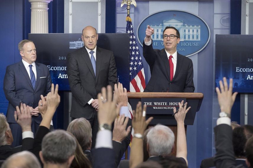 El secretario del Tesoro, Steven Mnuchin, el principal asesor económico de la Casa Blanca, Gary Cohn, y el portavoz de la Casa Blanca, Sean Spicer, durante rueda de prensa sobre los recortes de impuestos.