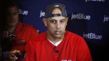 Alex Cora criticó a Donald Trump por sus comentarios tras el paso del huracán María por Puerto Rico.