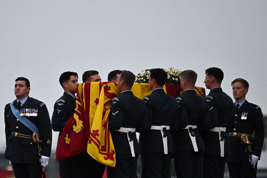 Se espera que cientos de miles de personas desfilen por su capilla ardiente en la capital para despedirse de la reina Isabel II.&nbsp;