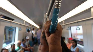 Una mujer permanece de pie en uno de los vagones del metro de Río de Janeiro.
