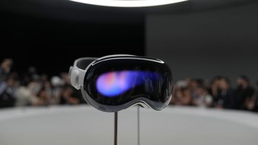 Las gafas Vision Pro de Apple exhibidas en una sala de exposiciones del campus de Apple en Cupertino, California