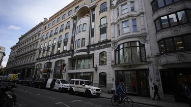 En la imagen vista de la facha de los números 56-60 de Conduit Street, en el distrito de Mayfair, en Londres, el 4 de octubre de 2021. La propiedad está ligada al presidente de Azerbaiyán, Ilham Aliyev, según un reporte llamado los Papeles de Pandora sobre presuntas irregularidades fiscales.&nbsp;