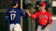 El bateador designado de los Dodgers de Los Ángeles, Shohei Ohtani (17), saluda al campocorto de los Angelinos de Los Ángeles, Zach Neto (9), antes de un partido de béisbol de entrenamiento de primavera en Phoenix, el martes 5 de marzo de 2024.&nbsp;
