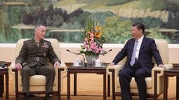 El presidente de China, Xi Jinping se reúne con el general&nbsp;Joseph&nbsp;Dunford, jefe del Estado Mayor de EEUU &nbsp;en el Grán Salón del Pueblo en Pekín (China).