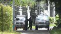 Miembros de la policía de inteligencia del SEBIN custodian los perímetros de la residencia del embajador español donde el líder opositor Leopoldo López había sido invitado luego de participar en un fallido levantamiento militar, en Caracas, Venezuela. Foto del 24 de octubre de 2020. Miembros de la policía de inteligencia del SEBIN custodian los perímetros de la residencia del embajador español donde el líder opositor Leopoldo López había sido invitado luego de participar en un fallido levantamiento militar, en Caracas, Venezuela. Foto del 24 de octubre de 2020.