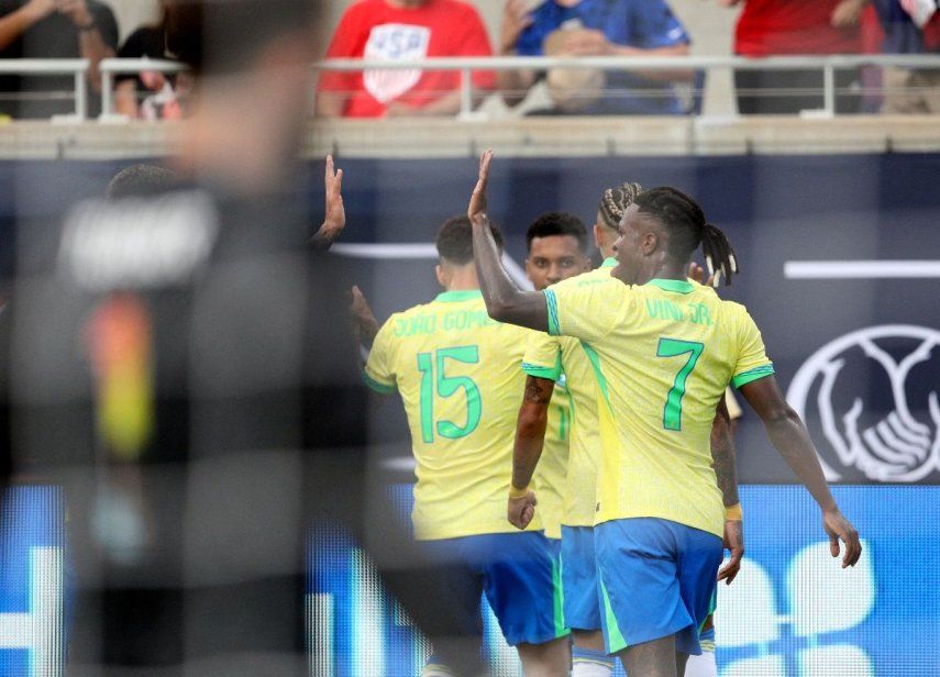 Los jugadores brasileños, incluido el delantero brasileño #07 Vinicius Junior, celebran después de un gol en el primer tiempo del delantero brasileño #10 Rodrygo (C, frente a la cámara) durante el partido amistoso de fútbol internacional Clásico Continental 2024 entre Estados Unidos y Brasil en el Camping World Stadium en Orlando, Florida. 12 de junio de 2024. &nbsp;