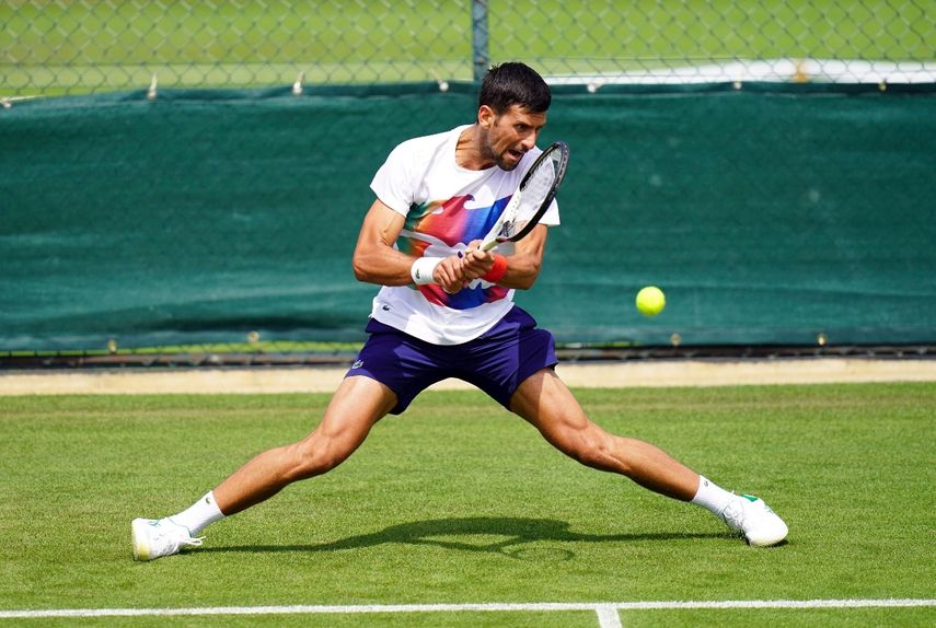 Novak Djokovic durante un entrenamiento previo al torneo de Wimbledon, el martes 21 de junio de 2022.&nbsp;