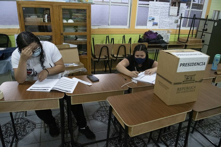 El personal de la Corte Suprema Electoral abre una mesa de votación en la escuela San Cristóbal Sur en La Lucha, mientras los costarricenses comienzan a votar para la segunda vuelta de las elecciones presidenciales, el 3 de abril de 2022.&nbsp;