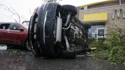 Un vehículo yace volcado en el estacionamiento de un McDonalds después de que un aparente tornado tocó tierra el miércoles 10 de abril de 2024, en Slidell, Luisiana. 