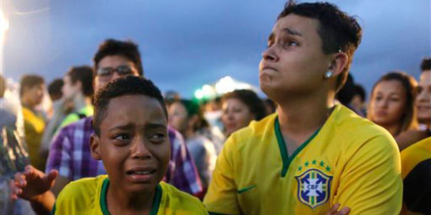 No solo en Brasil lloraron la derrota de la canarinha. El estudiante de 10 grado estaba deprimido y se colgó del techo el miércoles por la mañana en la aldea de Bharaul, a 400 kilómetros (250 millas)  de Katmandú. Foto: AP