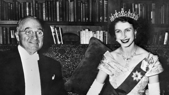 La princesa Isabel de Gran Bretaña posa con el presidente estadounidense Harry Truman en octubre de 1951 en la Casa Blanca en Washington, DC. Comió bollos con Dwight Eisenhower, salió a montar a caballo con Ronald Reagan y tomó el té con Donald Trump. Estados Unidos tuvo 14 presidentes. La reina Isabel II los conoció a todos, con excepción de Lyndon B. Johnson