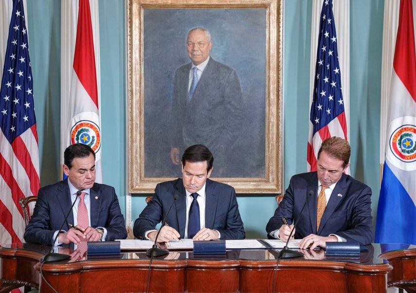 El secretario de Estado de EEUU, Marco Rubio, firma un acuerdo de cooperación migratoria con su homólogo de Paraguay, Rubén Ramírez Lezcano, y el subsecretario de Seguridad Nacional de EEUU, Troy Edgar. &nbsp; &nbsp;