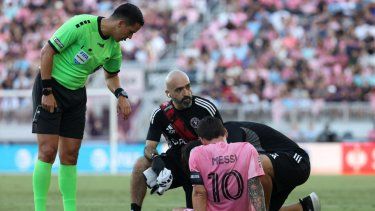 Lionel Messi #10 del Inter Miami CF se lesiona durante el partido de la Fase Uno de la Leagues Cup entre el Inter Miami CF y el Club Necaxa en el Chase Stadium el 2 de agosto de 2025 en Fort Lauderdale, Florida.&nbsp;