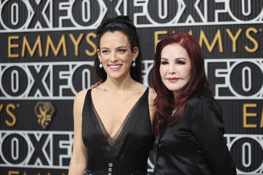 Riley Keough y Priscilla Presley posan para un retrato en la alfombra roja en la 75a edición de los Premios Emmy el lunes 15 de enero de 2024 en el Peacock Theatre de Los Ángeles.&nbsp;